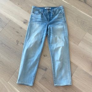 Light wash Athleta cropped jeans with straight leg. Size 8.